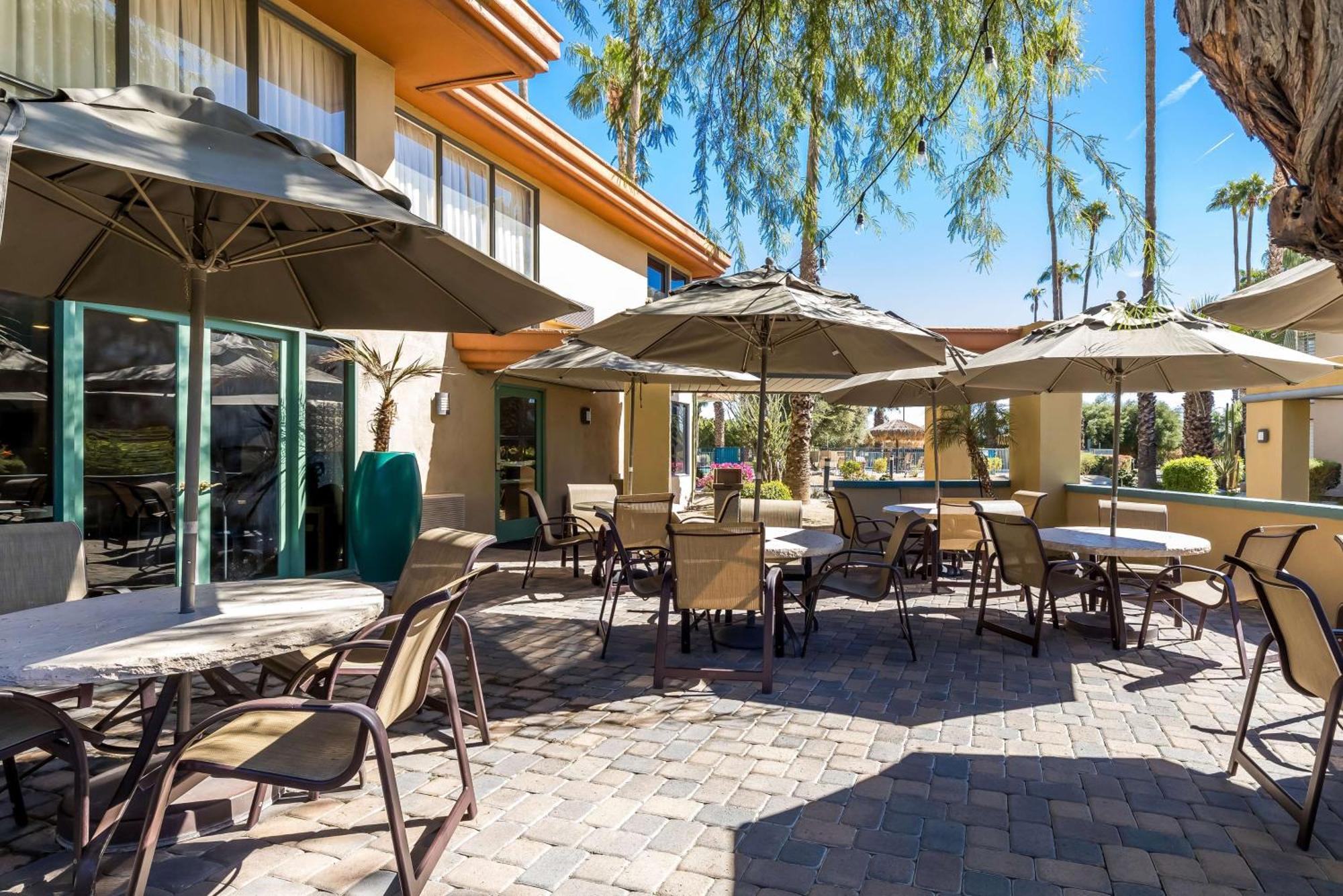 Best Western Date Tree Hotel Индиоу Екстериор снимка